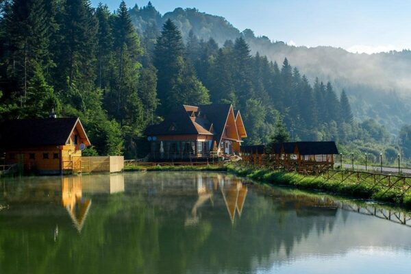 Осінні пейзажі Карпат: куди поїхати за барвистими краєвидами